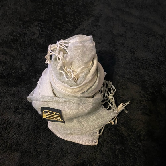 PRE OWNED SCARF IN VERY GOOD CONDITION - Picture 4 of 5